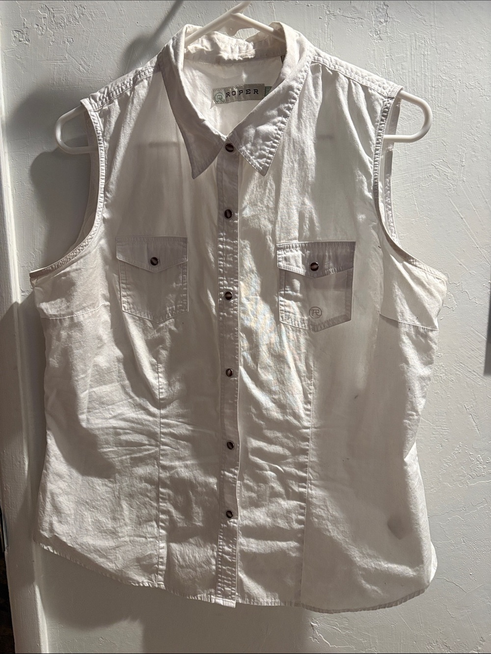 Roper Women’s White Sleeveless Snap-Down Western Shirt